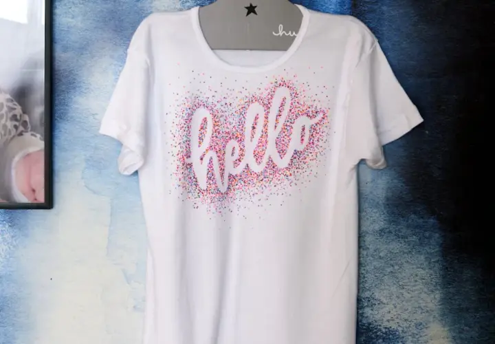 T-Shirt mit "hello" Schriftzug und bunten Punkten – tolle t shirt bemalen ideen für dein nächstes DIY-Projekt.