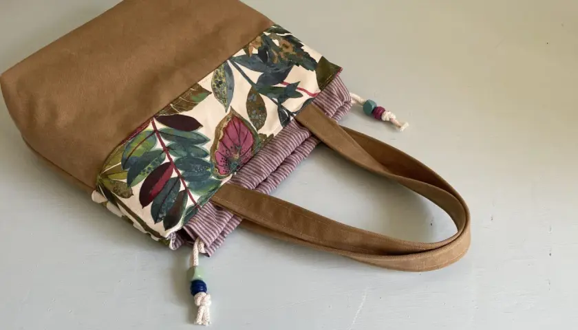 Stofftasche mit Blattmuster und Boden, ein kostenloses Schnittmuster zum Selbernähen.