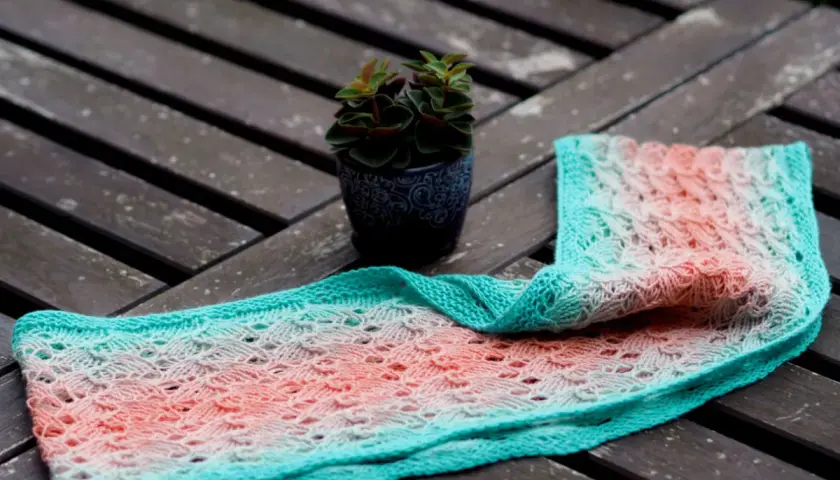Ein gestrickter Loop im Farbverlauf von Türkis zu Koralle, perfekt für den Sommer. Hier findest du eine sommer loop stricken anleitung kostenlos.