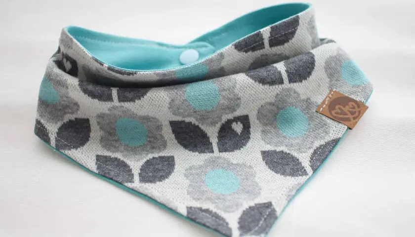 Lätzchen mit Blumenmuster, ideal für kostenlose Schnittmuster Baby. Ein süßes Accessoire für die Kleinsten.