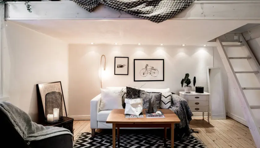 Gemütliches Wohnzimmer mit Schlafempore. Tolle zimmer umstellen ideen für kleine Räume, mit Sofa, Couchtisch und Leiter.