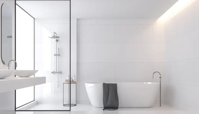Modernes Bad mit freistehender Wanne und begehbare Dusche. Beispiele für minimalistisches Design.