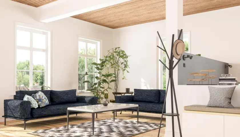 Holzdecken im Wohnzimmer sind eine tolle Idee. Dieses helle Wohnzimmer mit Holzbalkendecke, zwei Sofas und einem Couchtisch wirkt einladend.