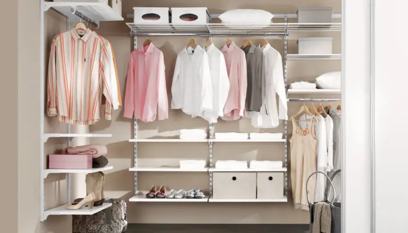 Ordnung im Ankleidezimmer: Hemden, Kleider, Schuhe und Boxen auf weißen Regalen. Tolle Ankleidezimmer Ideen für jeden Stil.