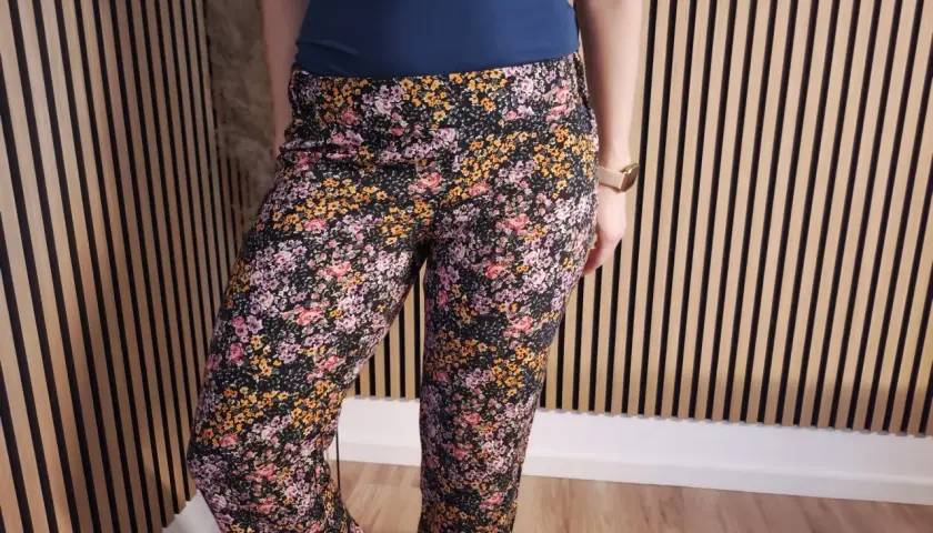Blumenhose mit Gummizug, ein kostenloses Schnittmuster zum Selbernähen.