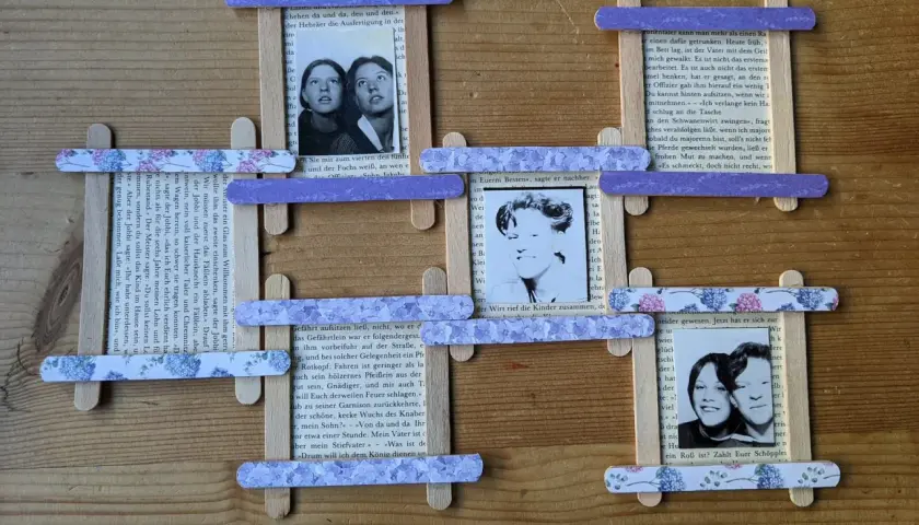 Selbstgemachte Bilderrahmen aus Papier basteln Vorlage: Holzstäbchen und bedrucktes Papier umrahmen Fotos.