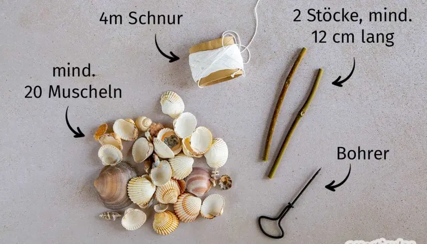 Materialien für basteln mit Muscheln: mind. 20 Muscheln, 4m Schnur, 2 Stöcke (mind. 12cm), Bohrer.