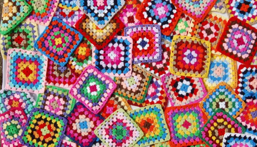 Bunte gehäkelte Quadrate, ideal zum Verarbeiten von Wollresten. Kostenlose Anleitungen für diese Granny Squares finden sich online.
