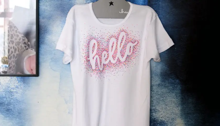 T-Shirt mit "hello" Schriftzug und bunten Punkten – tolle t shirt bemalen ideen für dein nächstes DIY-Projekt.