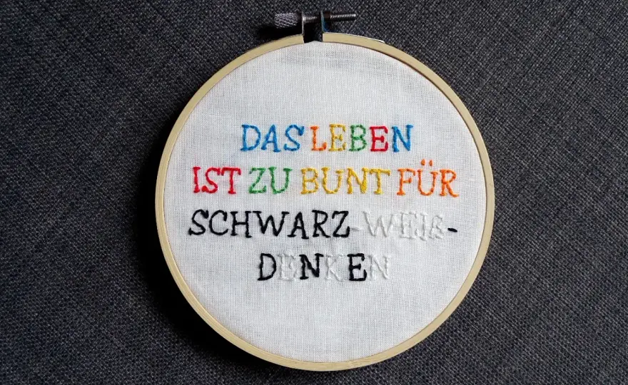 Buchstaben sticken - So gelingen saubere Schriftzüge