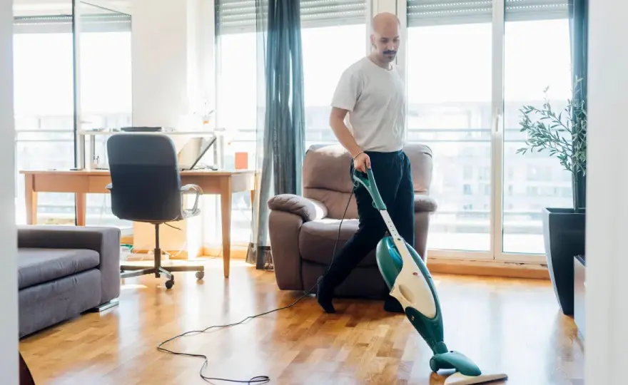 Parkett reinigen - Omas Tricks & moderne Pflege