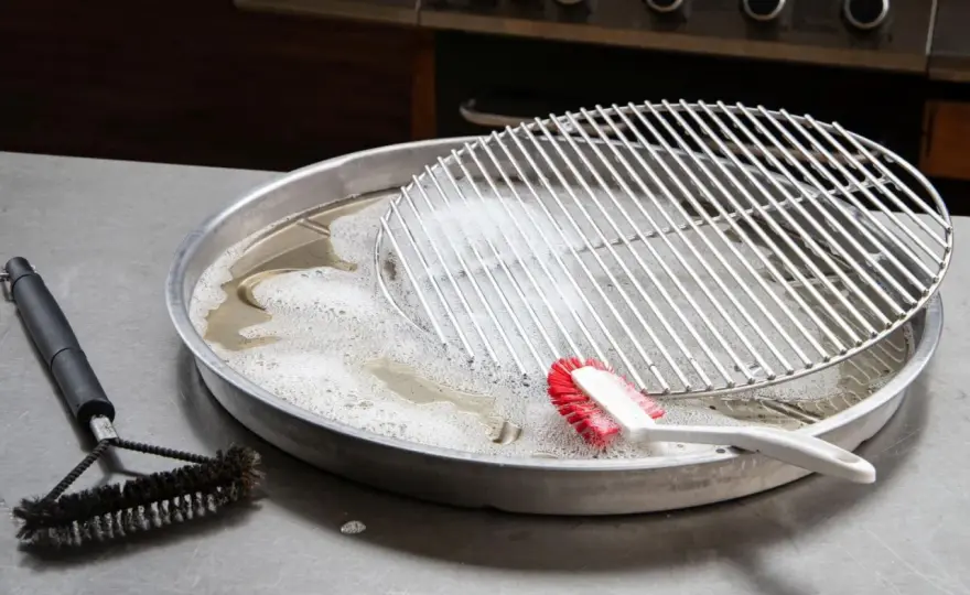 Eingebrannten Grillrost reinigen - So wird er wieder sauber!