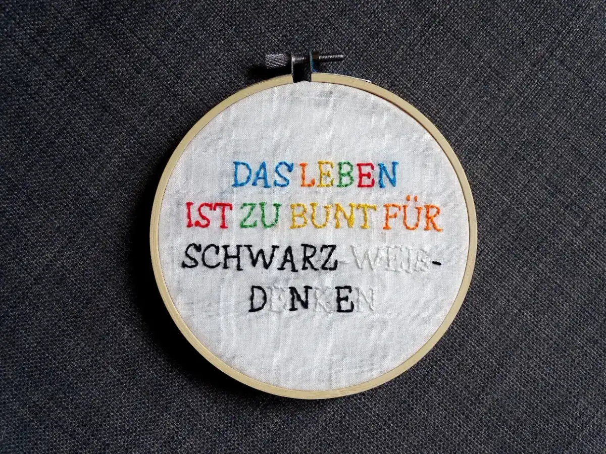 Buchstaben sticken - So gelingen saubere Schriftzüge