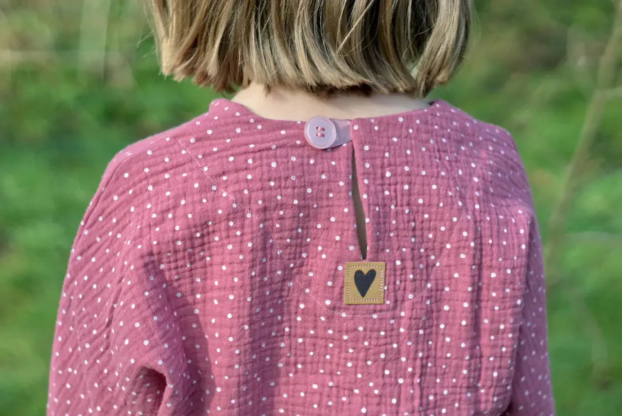 Süßes Musselin Shirt für Kinder mit Herz-Applikation. Hier gibt's das kostenlose Schnittmuster zum Nachnähen!
