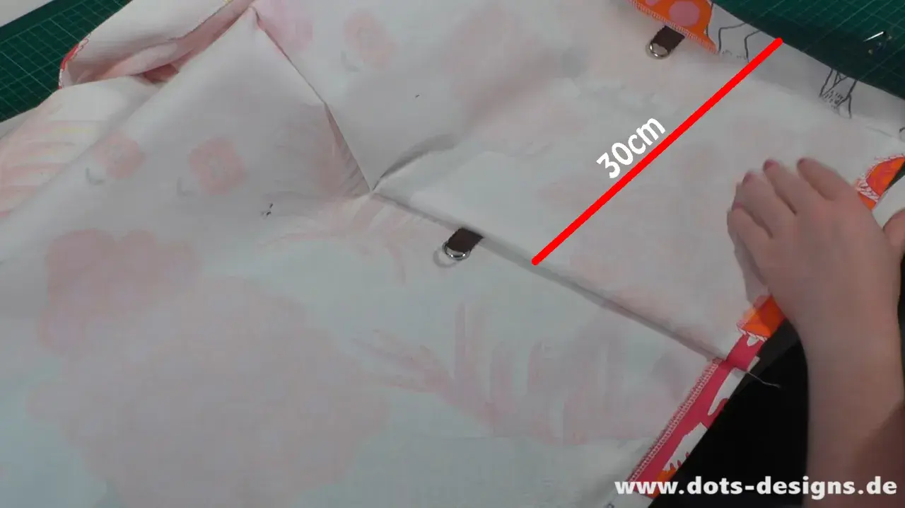 Stoff mit Blumenmuster wird für ein **Plissee selber machen** vorbereitet. Eine rote Linie markiert 30cm.