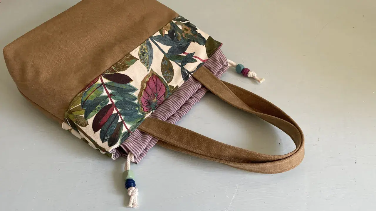 Stofftasche mit Blattmuster und Boden, ein kostenloses Schnittmuster zum Selbernähen.