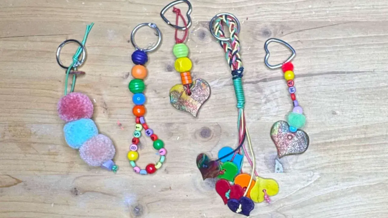Bunte Schlüsselanhänger mit Herzen und Perlen, ideal zum Muttertagsgeschenk basteln.