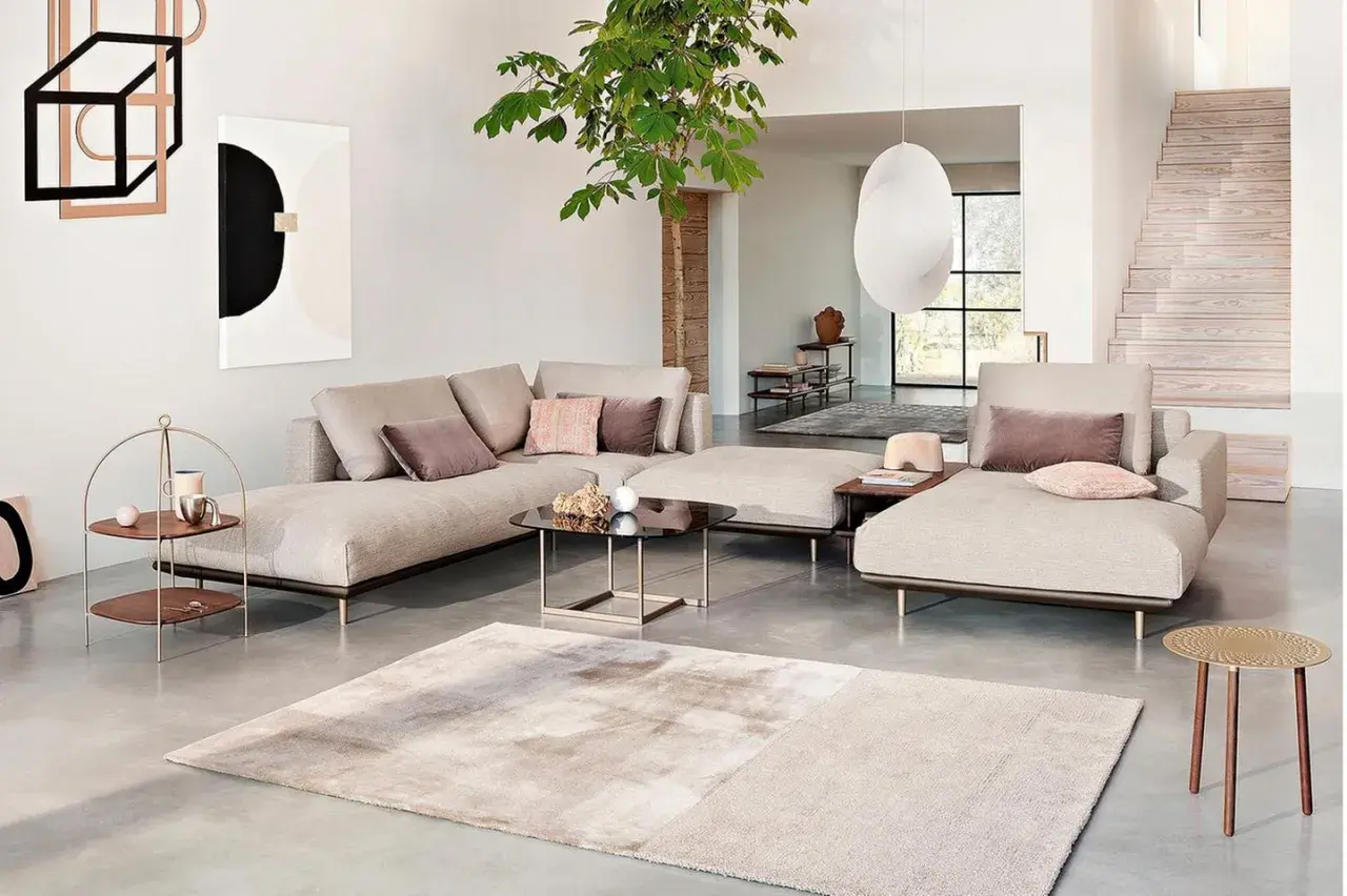 Stilvolles Wohnzimmer mit beiger Couch, Kunst und Pflanzen. Tolle wohnzimmer deko ideen für ein modernes Ambiente.