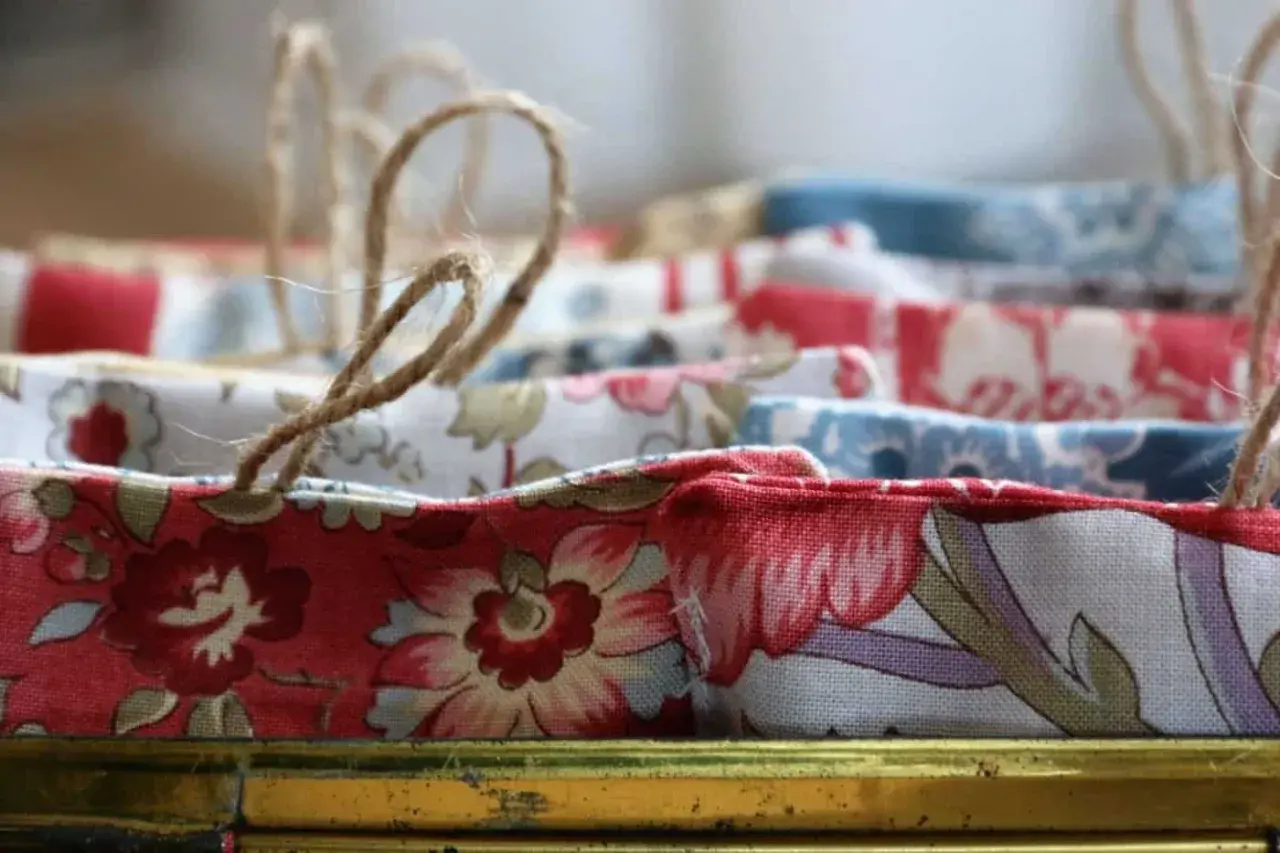 Bunte Stoffbeutel mit Blumenmuster und Juteschlaufen, perfekt zum duftkissen selber machen.