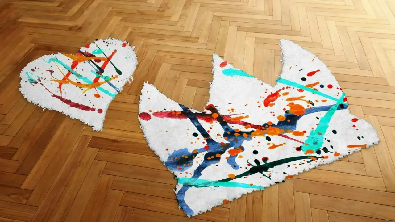 Zwei Teppiche, Herz und Krone, mit lebendigen Farbklecksen. Ein Kunstwerk, das man gerne teppich malen würde.