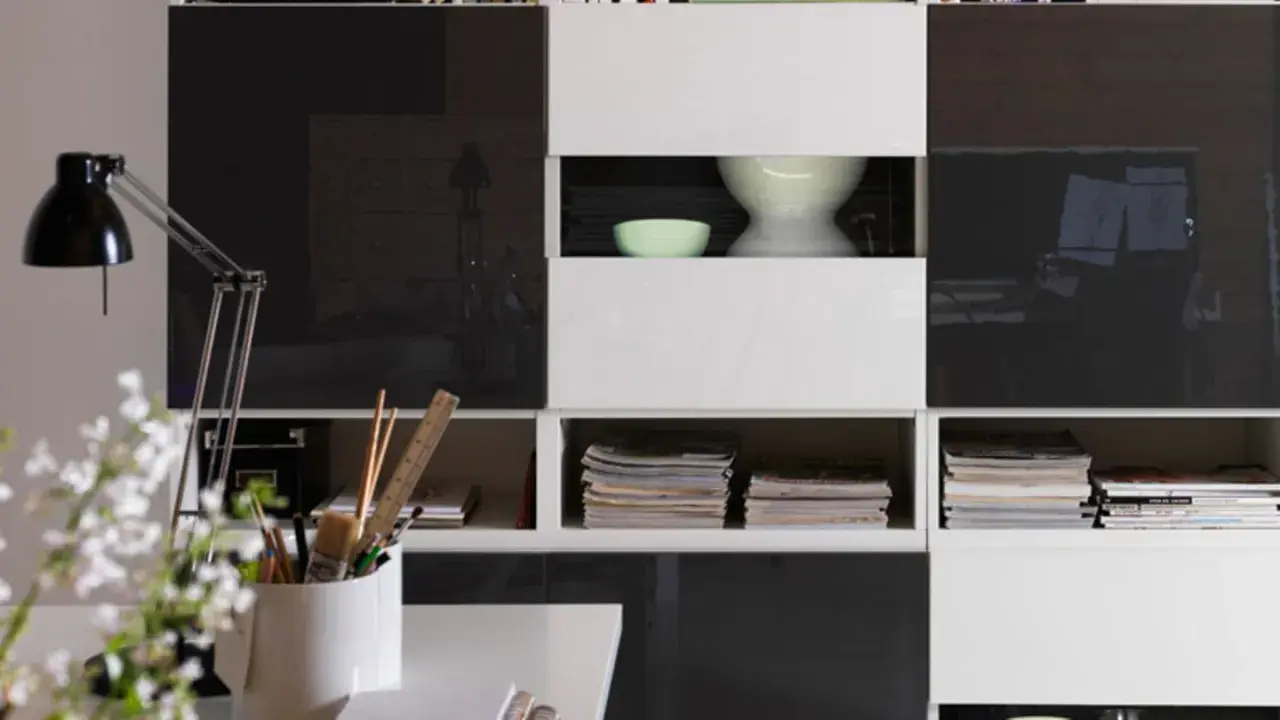 Schreibtisch mit Lampe, Stiften und Büchern. Hier finden sich besta ideen für kreative Projekte.