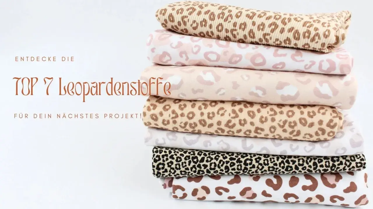 Stapel von Stoffen mit Leopardenmuster in verschiedenen Farben und Größen. Ein Stofflexikon für deine nächsten Nähprojekte.