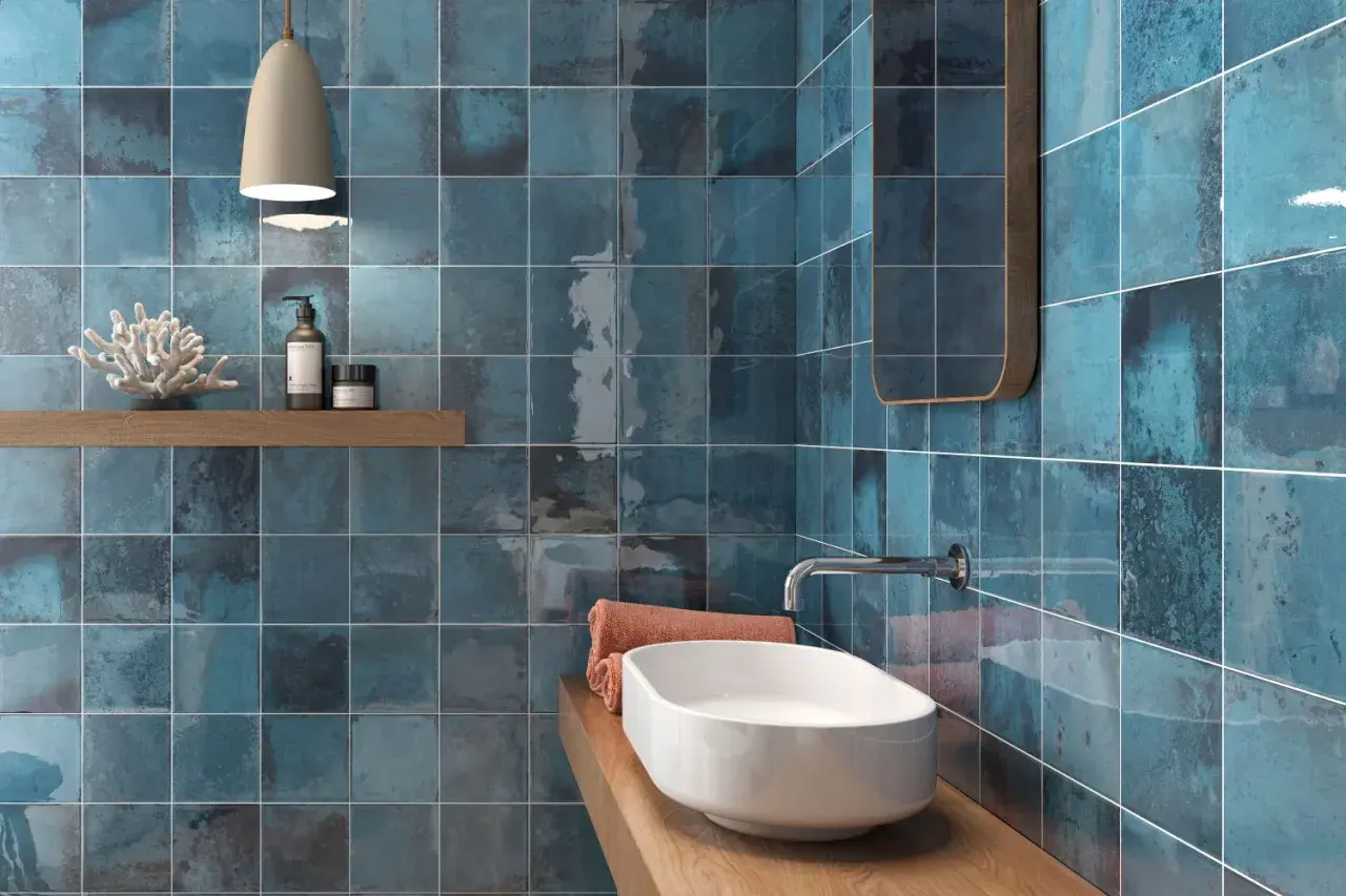 Badfliesen Ideen: Blaue, glänzende Wandfliesen mit metallischem Schimmer, die ein modernes Badezimmerambiente schaffen.