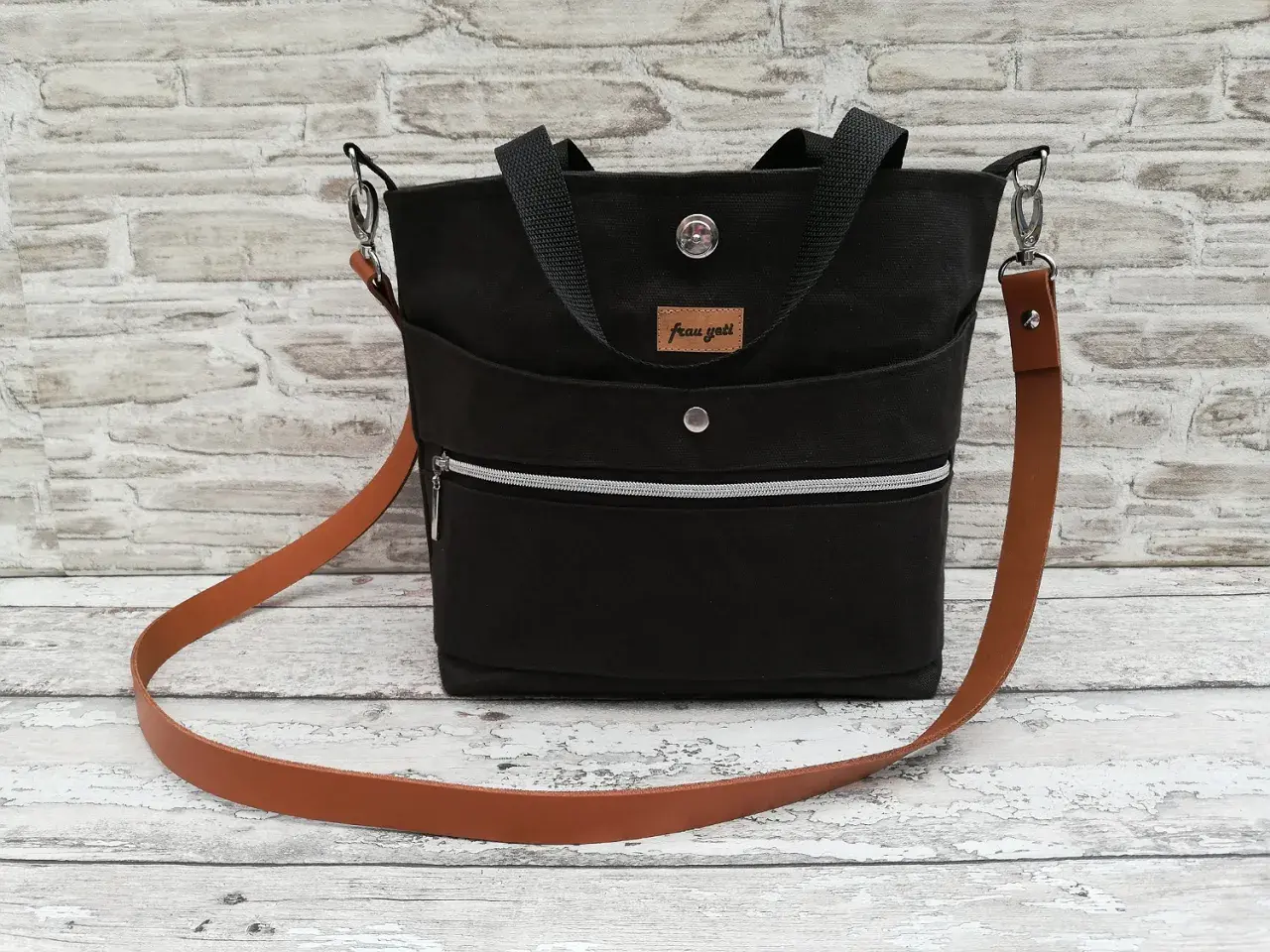 Schwarze Sling Bag mit Lederriemen. Hier findest du ein sling bag schnittmuster kostenlos zum Nachnähen.