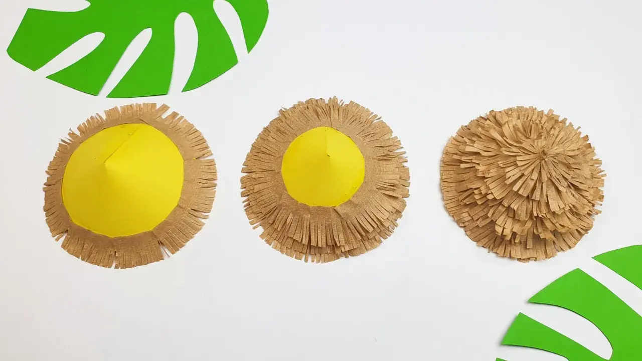 Schritt-für-Schritt-Anleitung zum **sonnenschirm basteln**: Gelbe Kegel mit braunen Fransen werden zu einem tropischen Sonnenschirm.