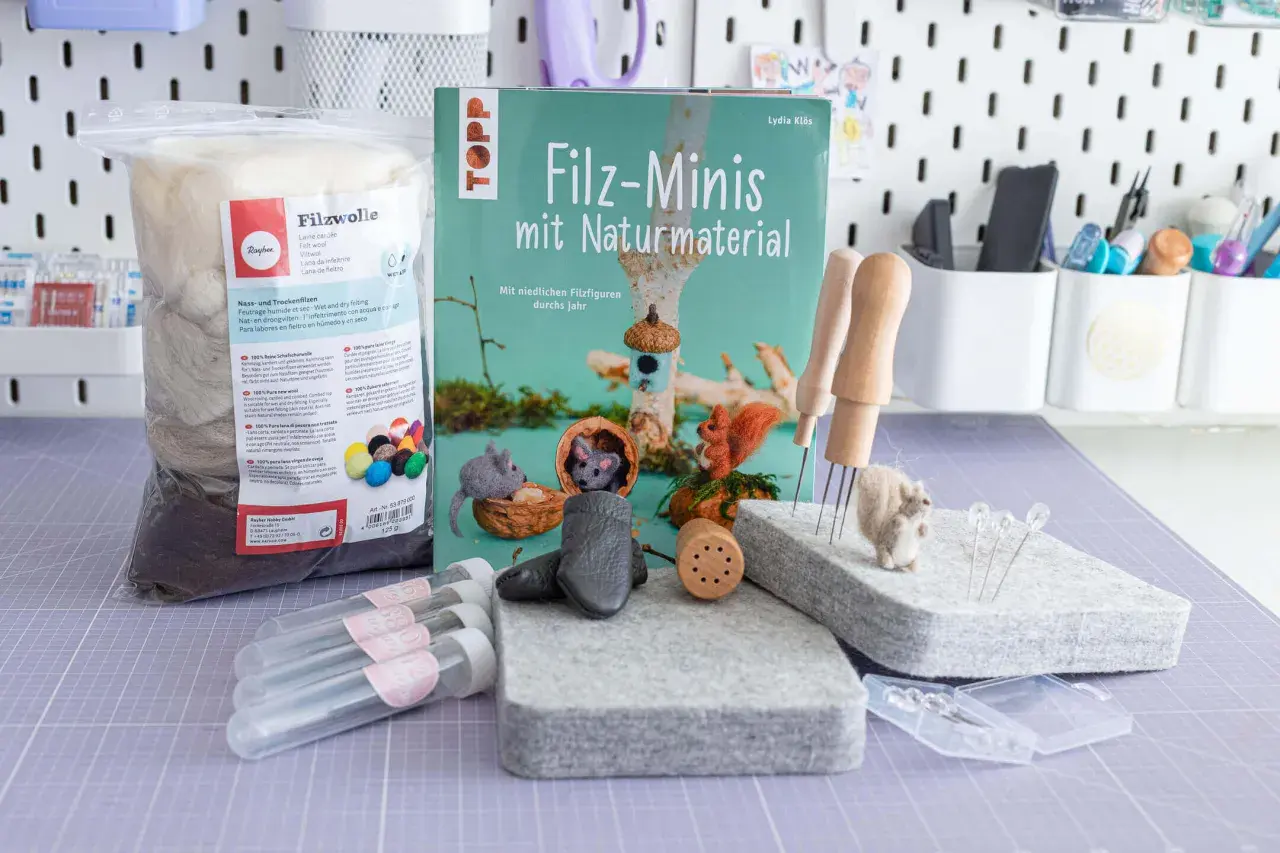 Filz-Minis mit Naturmaterial: Ideen für niedliche Filzfiguren. Wolle, Nadeln und Werkzeuge für kreative Filzprojekte.