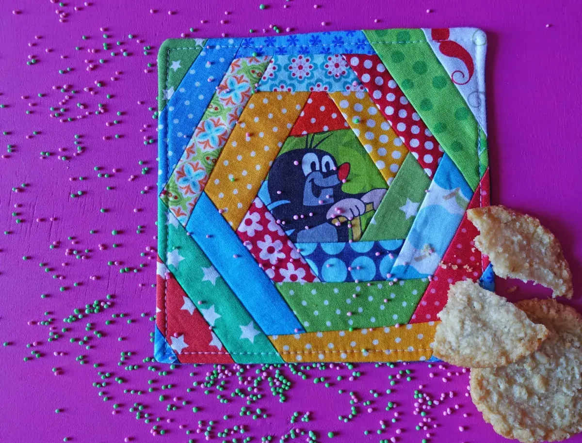 Bunter Patchwork-Untersetzer mit Maulwurf-Motiv, tolle Patchwork-Ideen für Kinder. Daneben Kekse und Streusel.