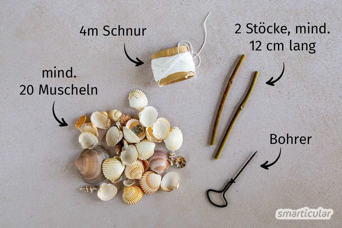 Materialien für basteln mit Muscheln: mind. 20 Muscheln, 4m Schnur, 2 Stöcke (mind. 12cm), Bohrer.