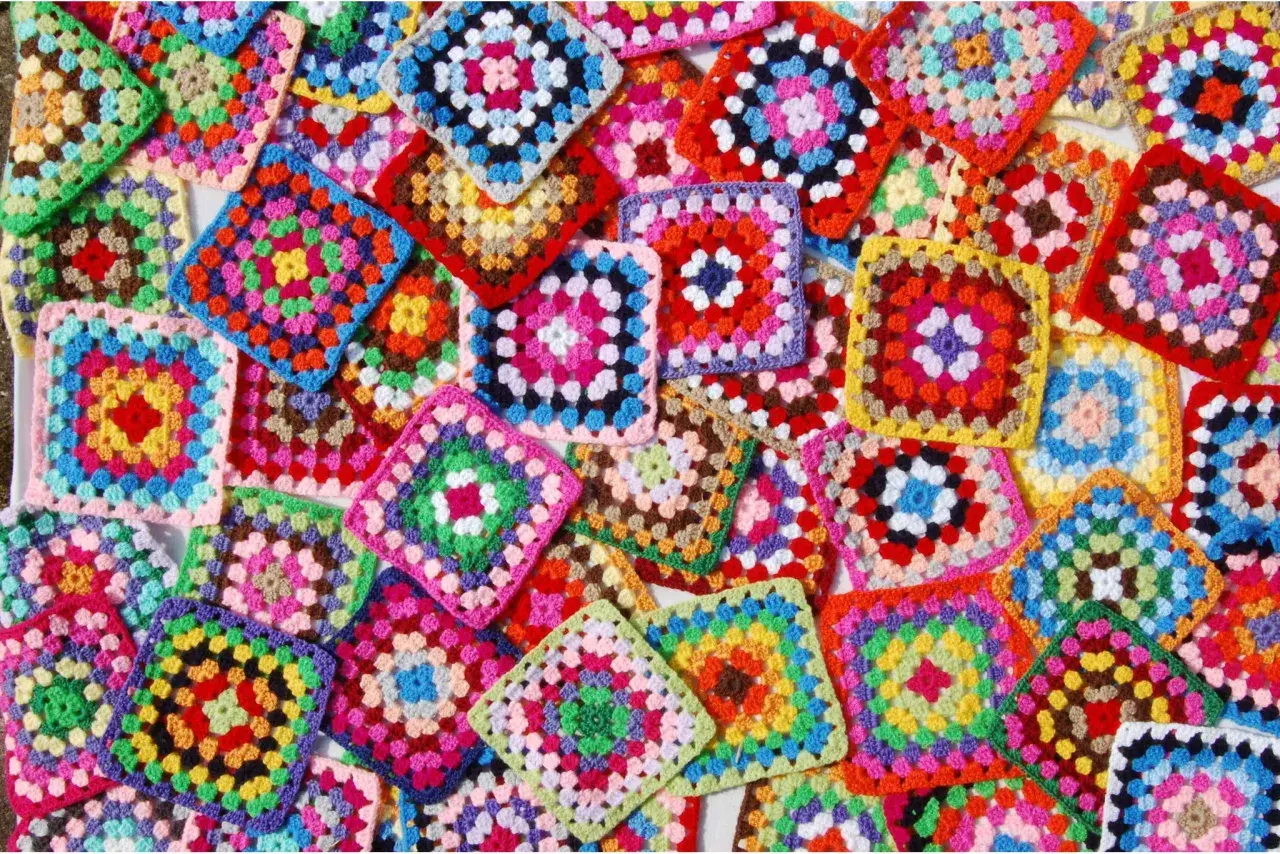 Bunte gehäkelte Quadrate, ideal zum Verarbeiten von Wollresten. Kostenlose Anleitungen für diese Granny Squares finden sich online.