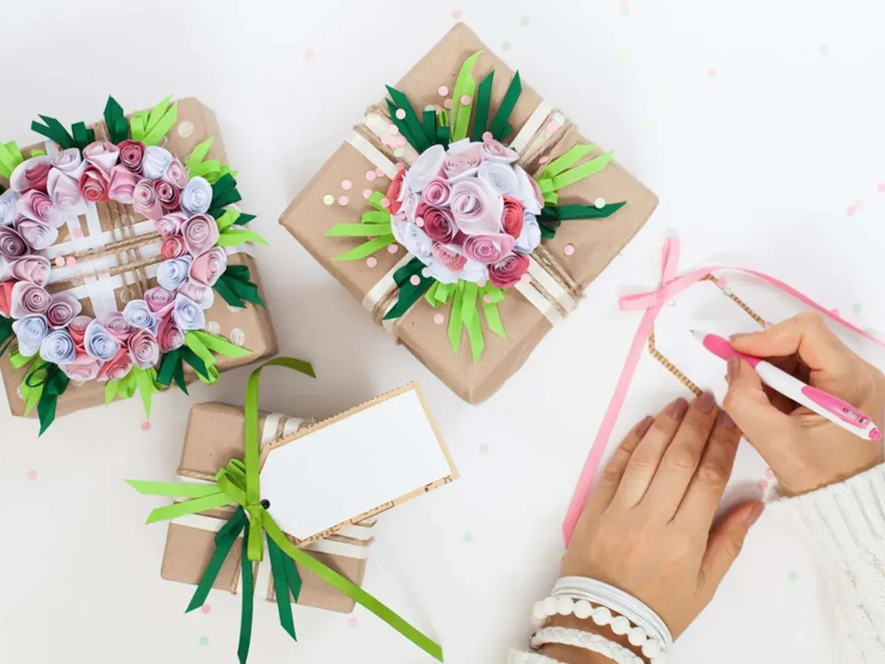 Schöne DIY-Geburtstagsgeschenke für Frauen: liebevoll verpackte Präsente mit Blumen aus Papier und handgeschriebenen Karten.