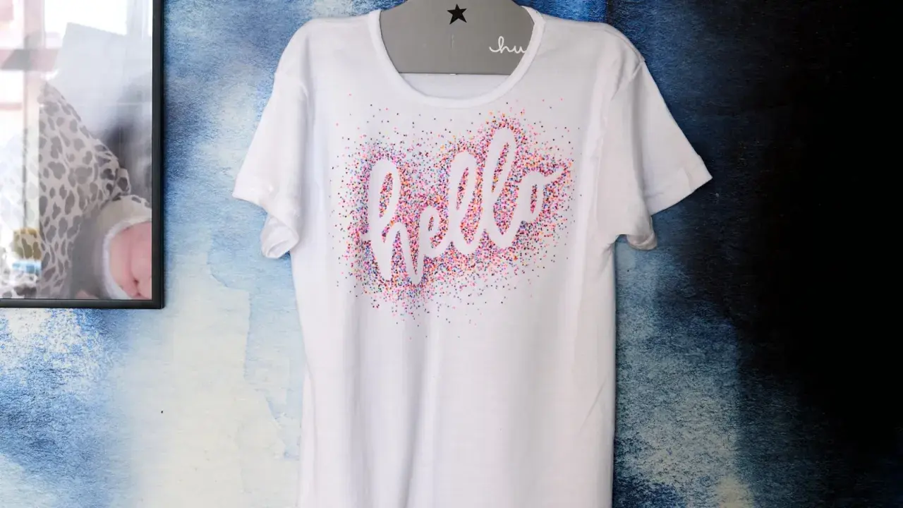 T-Shirt mit "hello" Schriftzug und bunten Punkten – tolle t shirt bemalen ideen für dein nächstes DIY-Projekt.