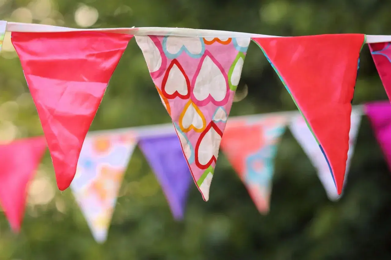 Bunte Wimpelkette mit Herzmuster, perfekt für jede Feier. Ein tolles Schnittmuster für DIY-Dekorationen.