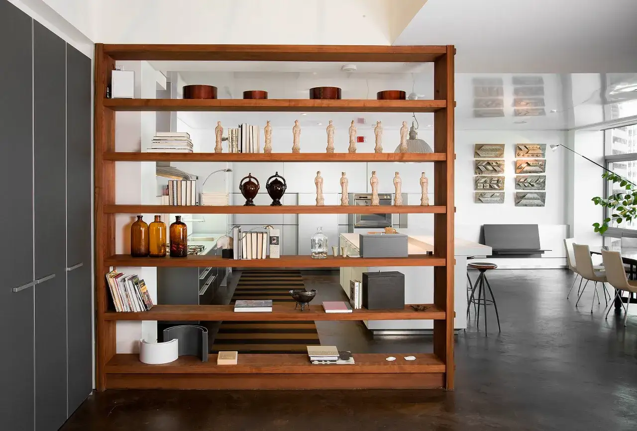 Moderne Regale mit Büchern, Vasen und Figuren. Tolle zimmer umstellen ideen für ein stilvolles Zuhause.