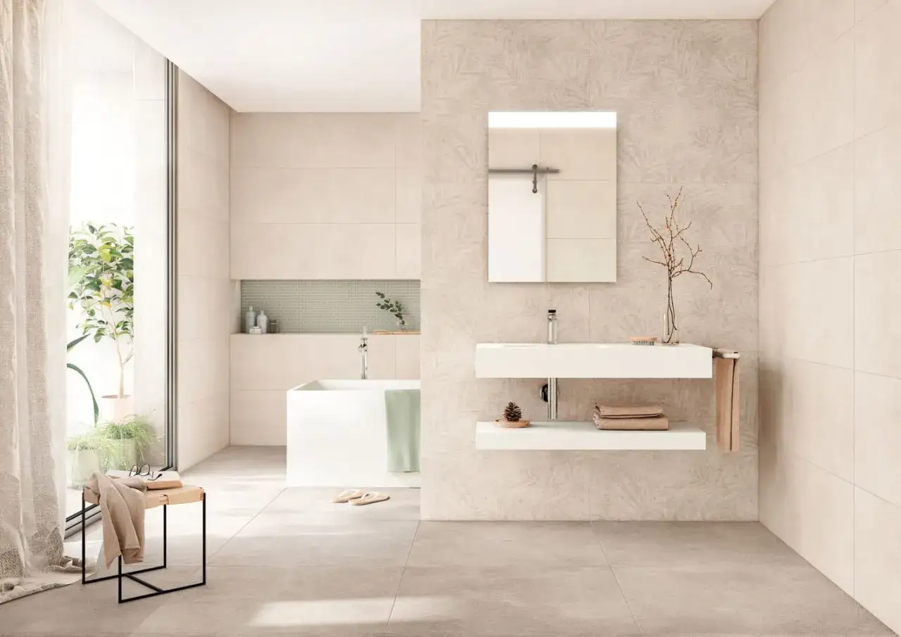 Helle, moderne Badezimmerfliesen mit Blattmuster für stilvolle bad fliesen ideen. Badewanne, Waschbecken und Spiegel sind integriert.