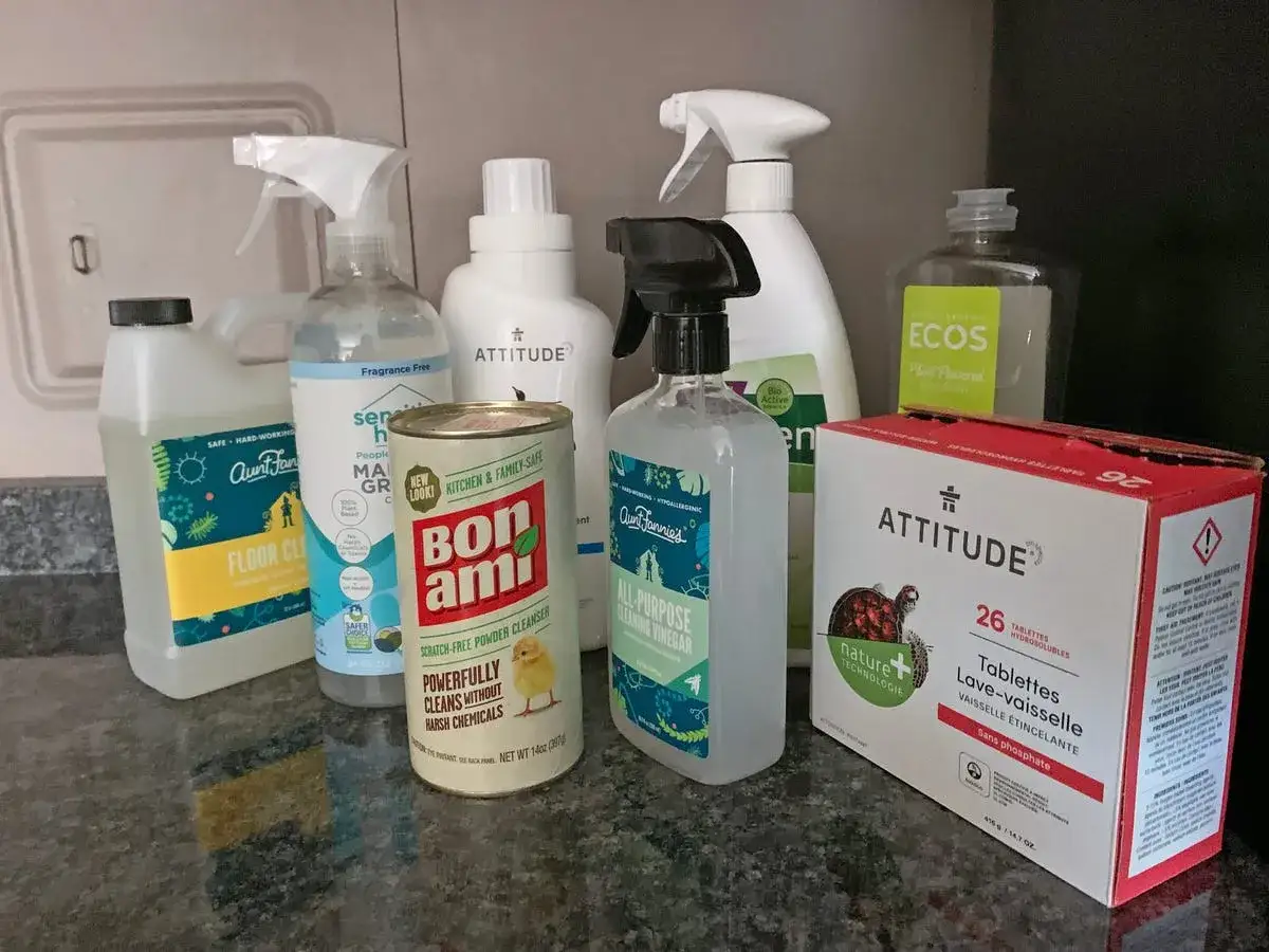 Verschiedene Reinigungsmittel, darunter Bon Ami Pulverreiniger, Essigreiniger und Spülmaschinentabs, die sich gut für die Reinigung mit Soda oder Natron eignen.