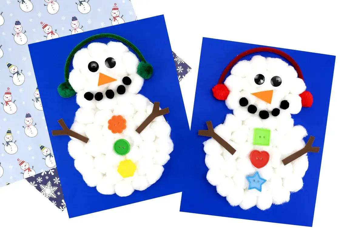 Zwei niedliche Schneemänner aus Wattepads mit Knopfaugen und bunten Knöpfen als Bauchschmuck.