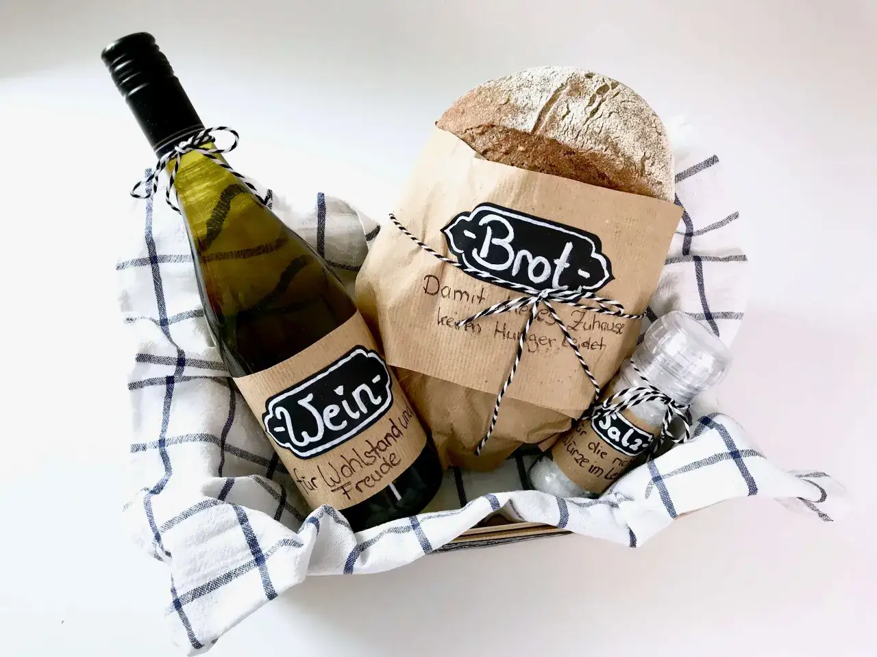 Korb mit Brot, Wein & Salz. Kostenlose Vorlage für Etiketten zum Drucken: