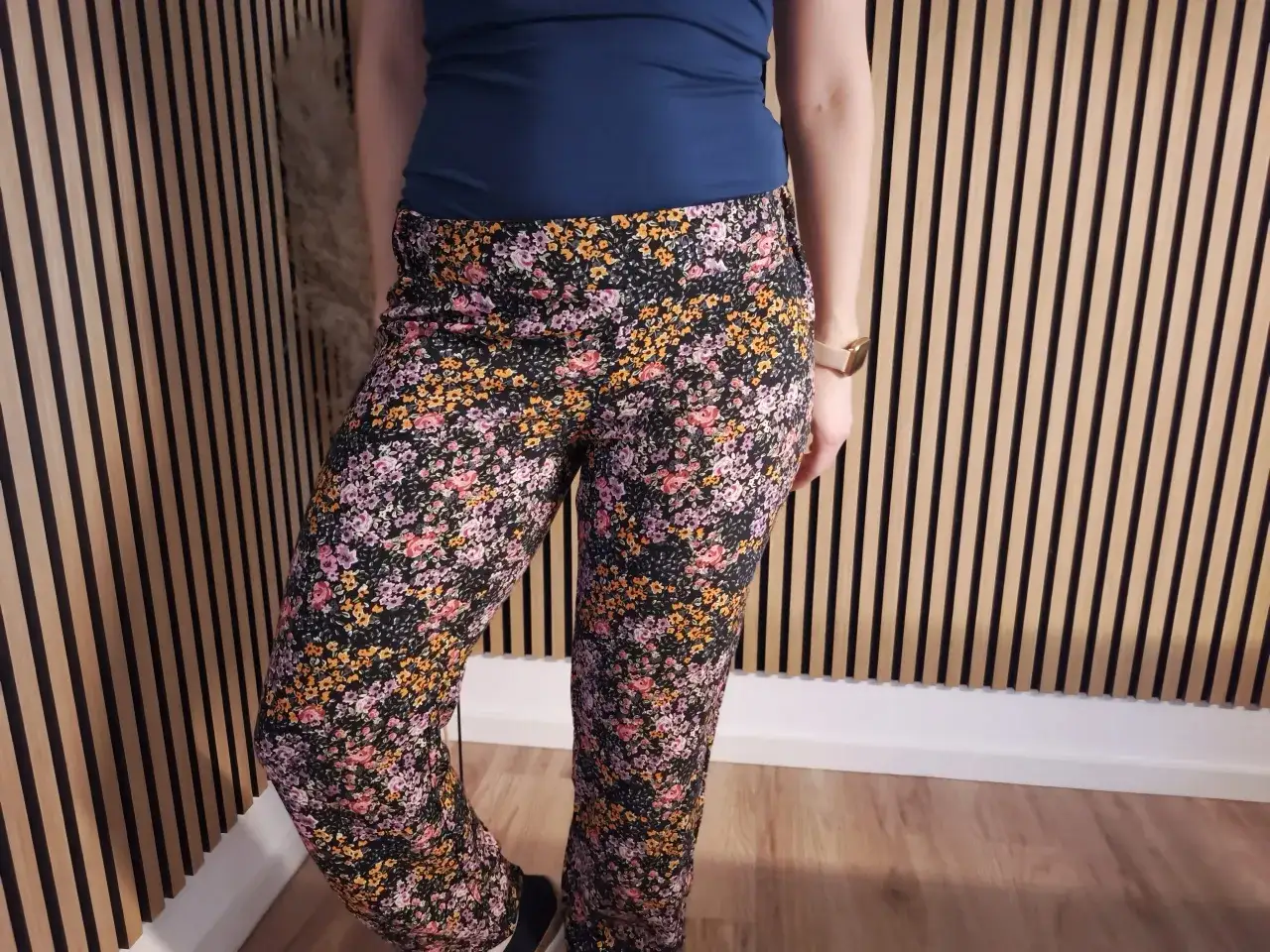 Blumenhose mit Gummizugbund, ein kostenloses Schnittmuster für bequeme Hosen.