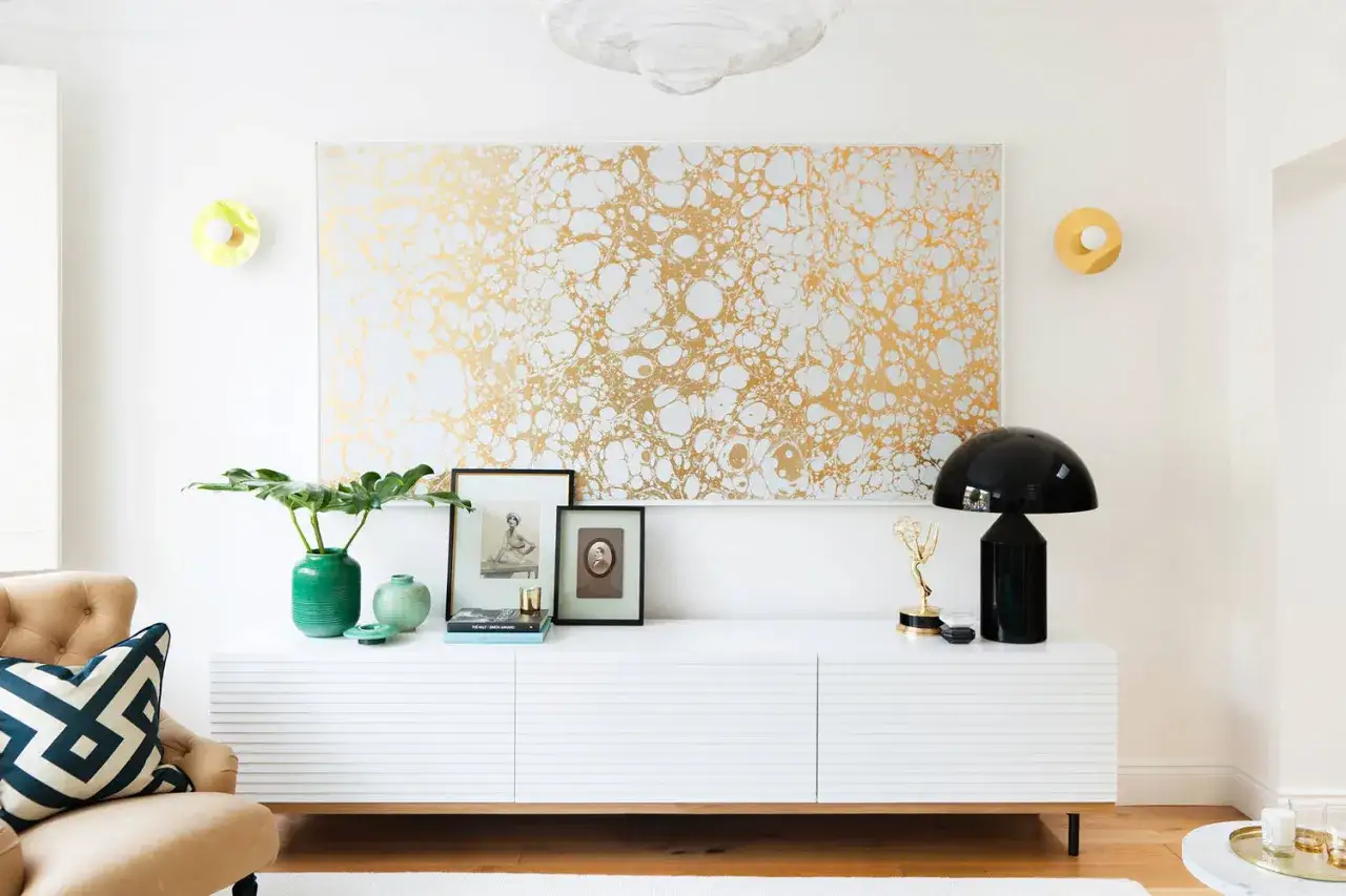 Inspiration f&uuml;r die Dekoration: Ein modernes Sideboard mit Kunstwerk, Lampe und Pflanzen.