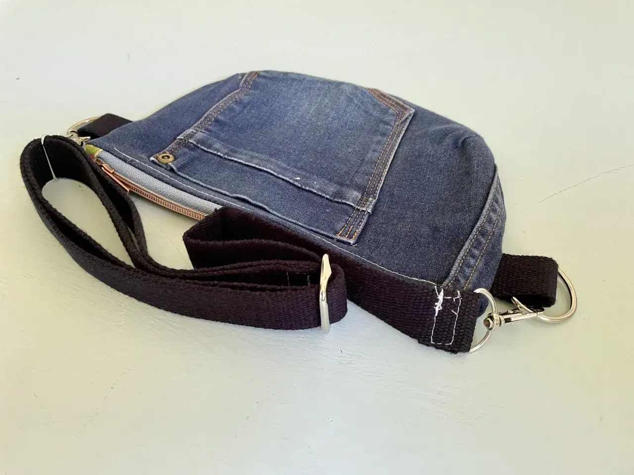 Eine stylische Tasche aus Jeansresten, perfekt zum Upcycling Taschen selber machen. Mit Reißverschluss und verstellbarem Gurt.
