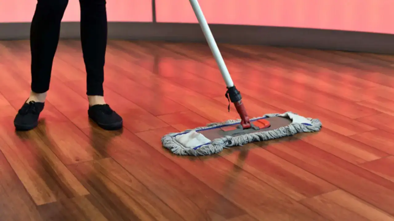Schmierseife ist ideal für die Reinigung von Holzböden. Hier wird ein Boden mit einem Mopp und Schmierseife gereinigt.