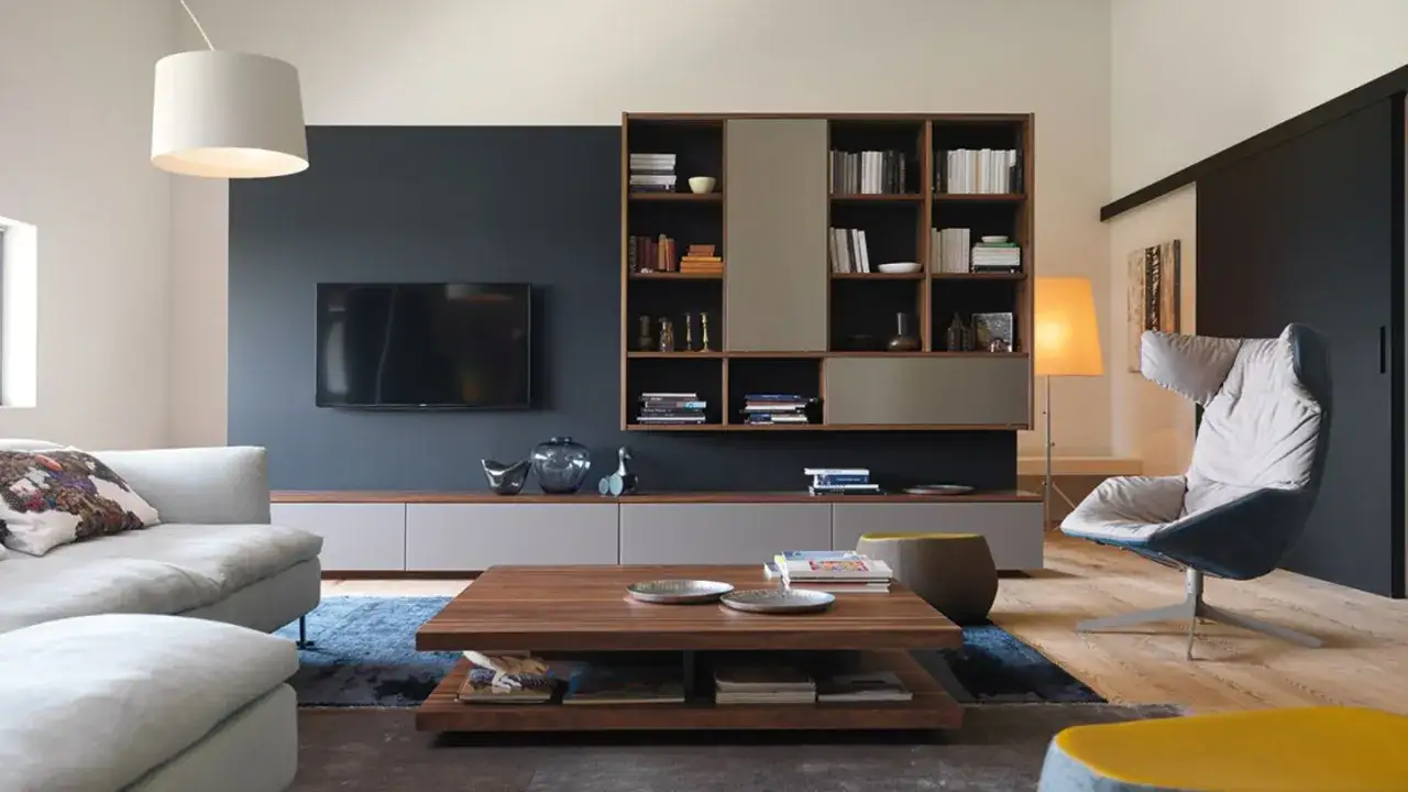 Modernes Wohnzimmer mit grauem Sofa, Holztisch und B&uuml;cherregal. Hier finden sich besta ideen f&uuml;r stilvolle Einrichtung.