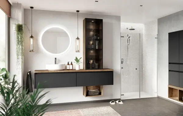 Modernes Bad mit Hänge-Waschtisch, beleuchtetem Spiegel und Dusche. Die dunklen Fronten und das Holzdekor bieten eine schicke, aber vielleicht etwas düstere bad inspo.