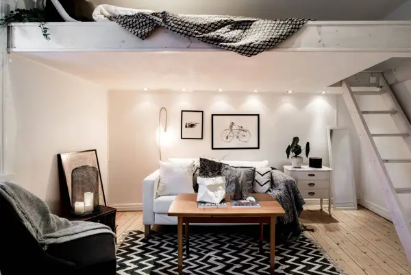 Gemütliches Wohnzimmer mit Schlafempore. Tolle zimmer umstellen ideen für kleine Räume, mit Sofa, Couchtisch und Leiter.
