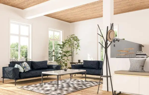 Holzdecken im Wohnzimmer sind eine tolle Idee. Dieses helle Wohnzimmer mit Holzbalkendecke, zwei Sofas und einem Couchtisch wirkt einladend.